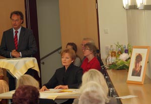 Gertie Honeck bei der Lesung aus Werken von Hans-Christian Kirsch. Im Hintergrund links Landrat Manfred Michel